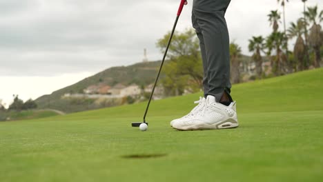 Einen-Putt-Auf-Dem-Golfplatz-Versenken