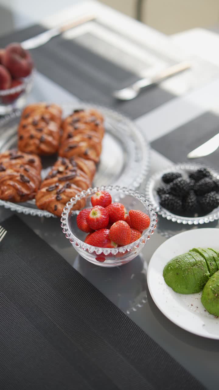 un delicioso desayuno extendido sobre una mesa