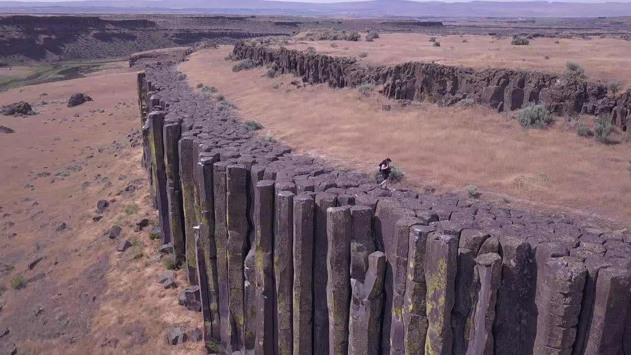 с воздуха: турист ходит по вершинам каменных колонн, в вашингтоне