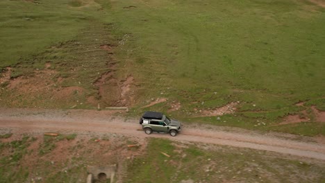 Off-Road-Touristenautofahrten-Im-Gelände-Im-Hochland.-Expeditionsreisen-Und-Urlaub,-Abenteuer-In-Abgelegenen-Gebieten.