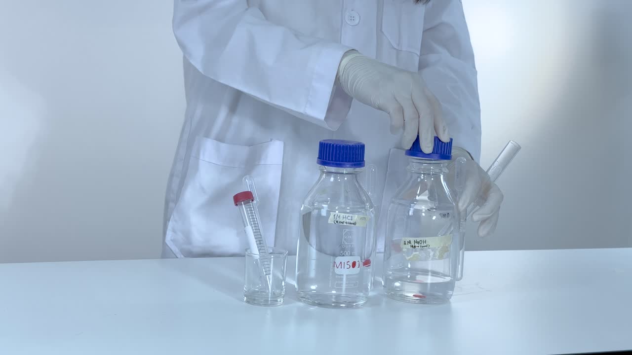 Demonstrating color change with bases using phenolphthalein