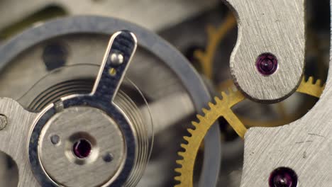 mecanismo de reloj macro loop. viejo mecanismo de reloj vintage funcionando, primer plano con enfoque suave. primer plano de un mecanismo de reloje interno. movimiento de engranajes de relojes vintage macro