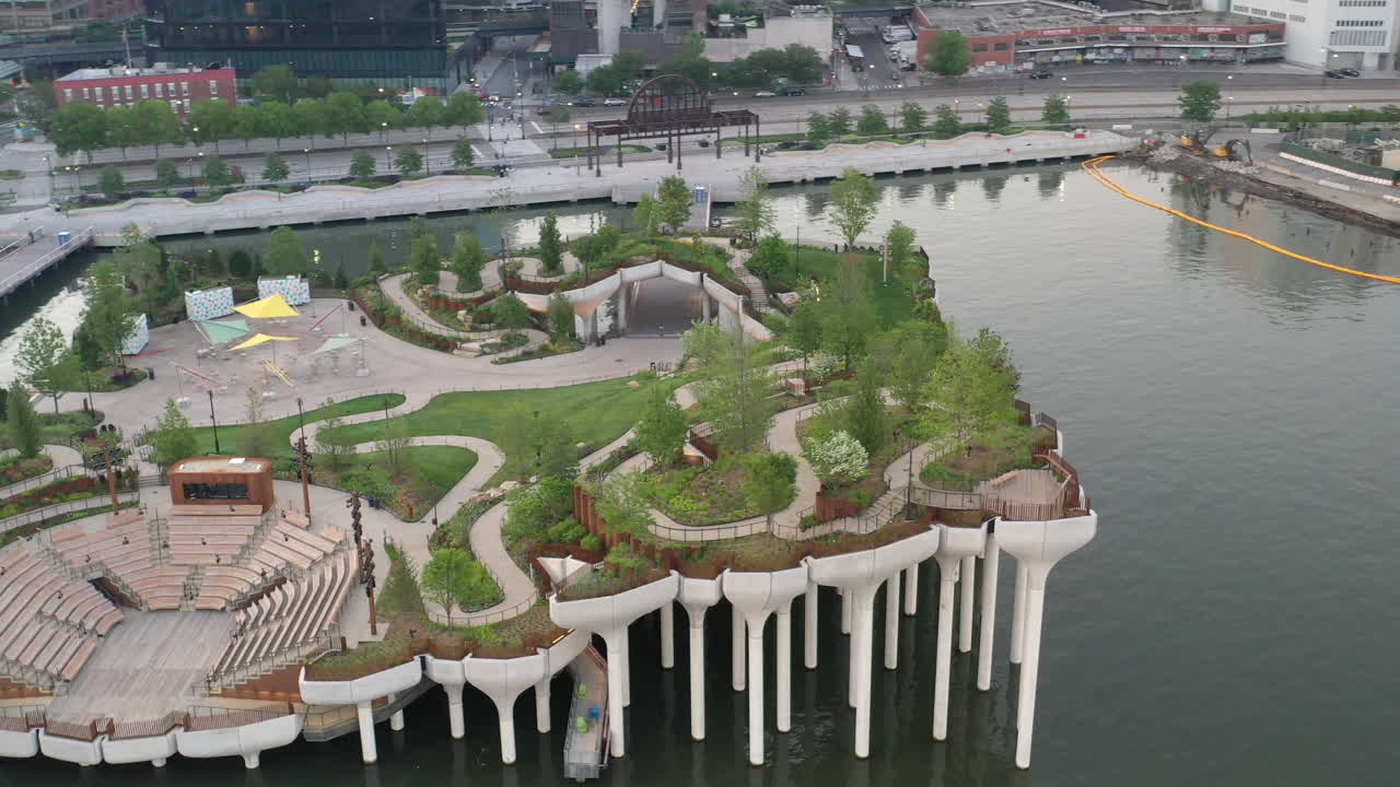 맨해튼의 작은 섬, 공공 녹지 공간에 대한 공중 전망, 해당 사진은 이른 아침에 촬영되었습니다.