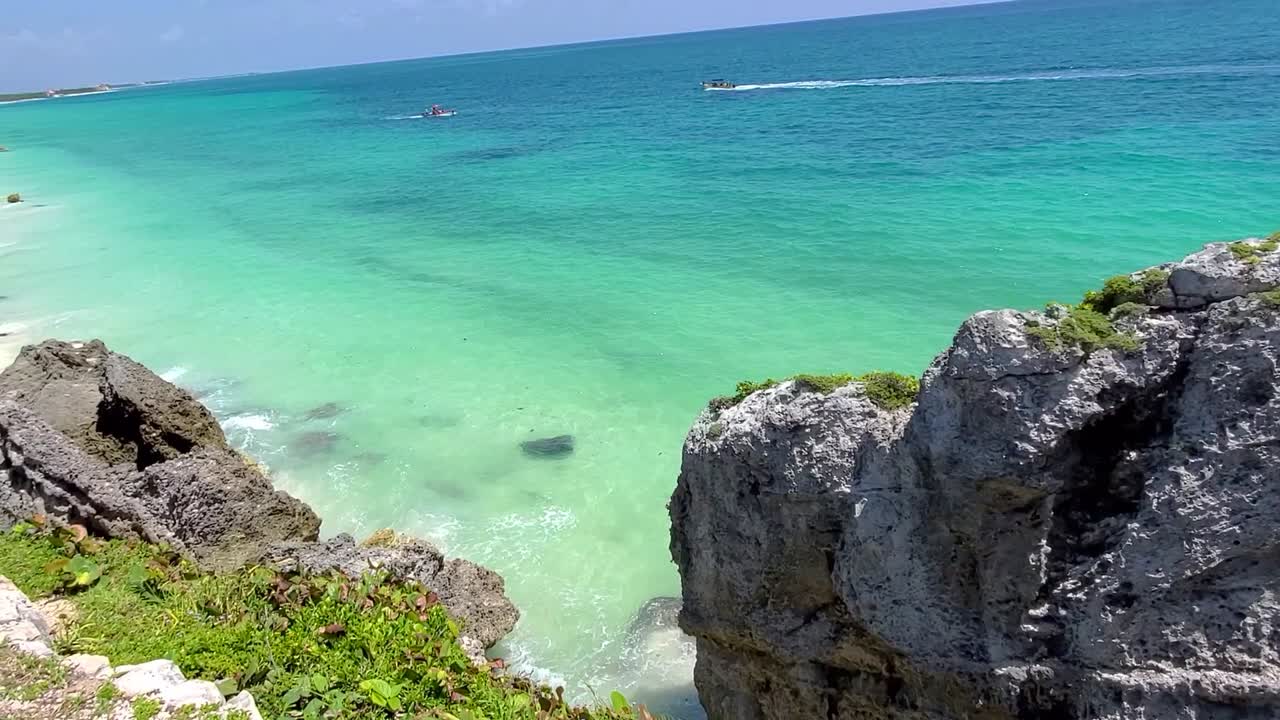 barcos en el hermoso mar caribe con vistas a la ciudad maya de tulum en méxico