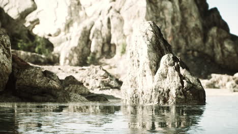 Costa-Del-Mar-Báltico-En-La-Isla-Rocosa