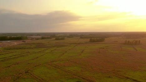 Luftaufnahme-Eines-Wolkigen-Dunstigen-Sonnenuntergangs-über-Den-Wiesen-Des-Landes-O&#39;-Lake-In-Florida