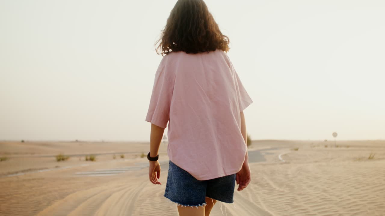 Donna che cammina nel deserto