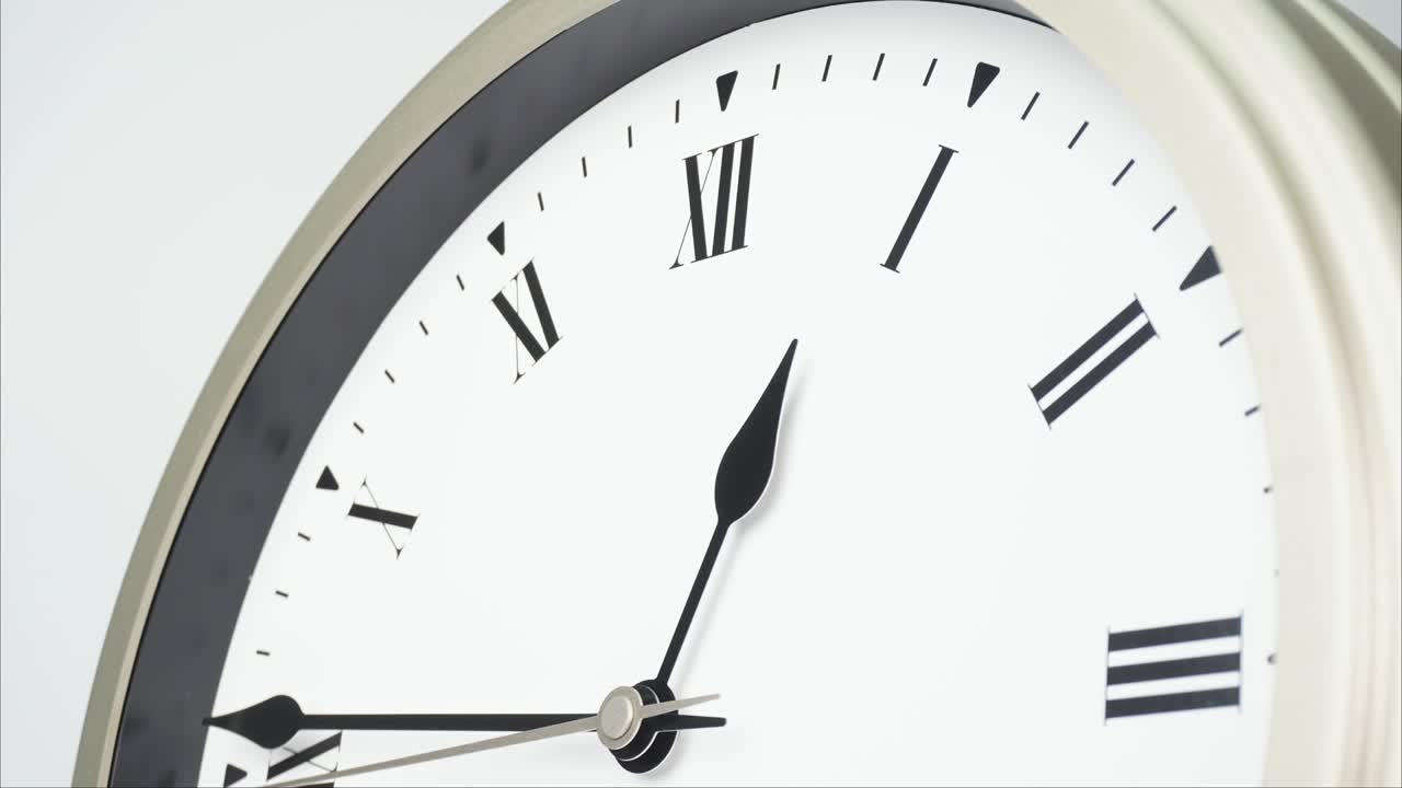 el reloj de pared de plata muestra la hora 1:13 p.m.