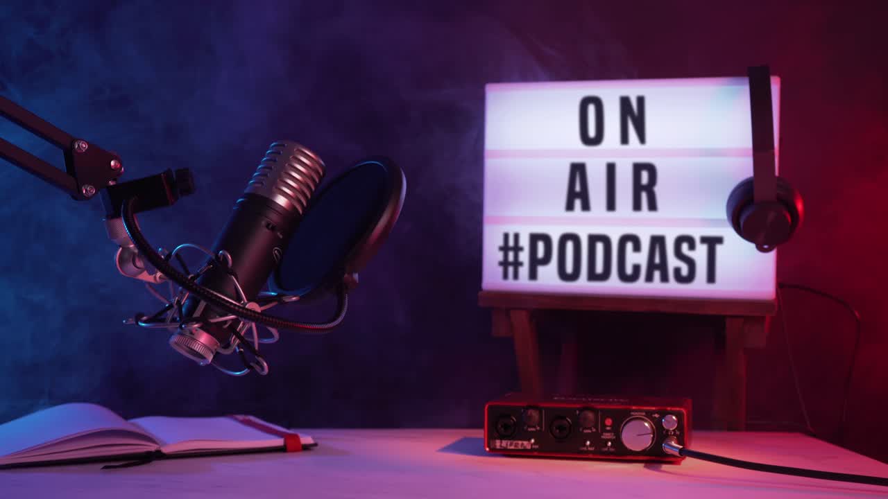 Configurazione Professionale per Registrazione Podcast con Microfono e Insegna "On Air"