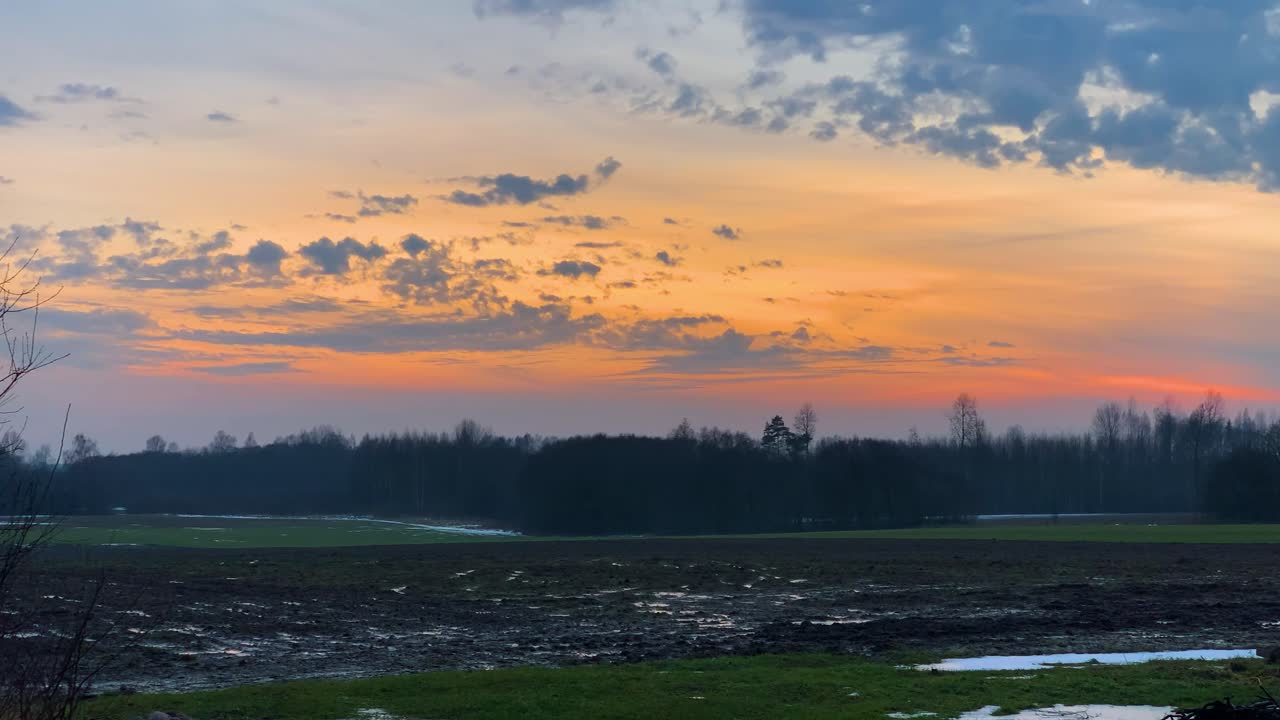 color vibrante hora dorada puesta de sol sobre el campo campo agrícola y bosque