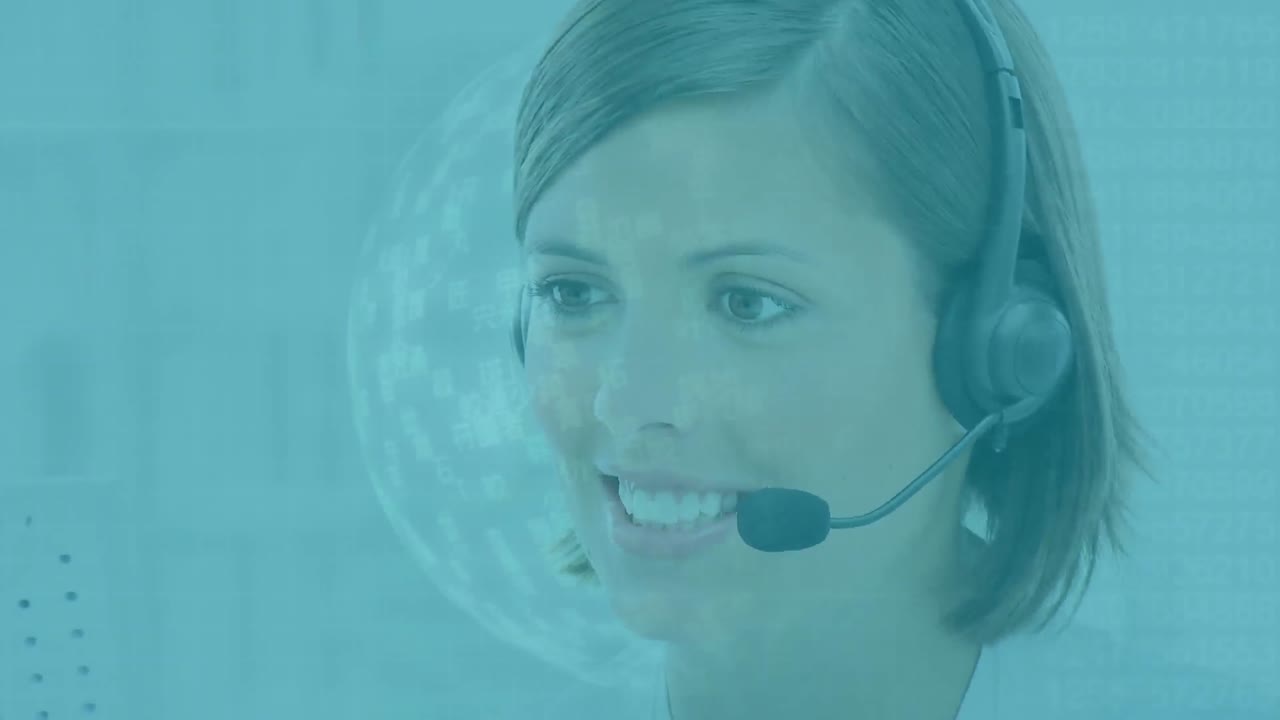 Globo di icone digitali sullo sfondo di un'addetta all'assistenza clienti caucasica che parla al telefono con auricolare.