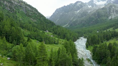 Drohnenflug-über-Einen-Gewundenen-Gletscherfluss-Durch-Ein-Alpines-Hochtal