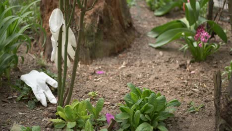 equipo de protección médica usado arrojado a la naturaleza, coronavirus, contaminar el medio ambiente y causar problemas a toda la humanidad en una crisis pandémica