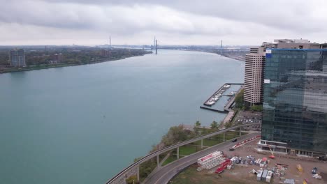 Una-Antena-Volando-Sobre-El-Río-Detroit-En-El-Centro-De-Detroit.