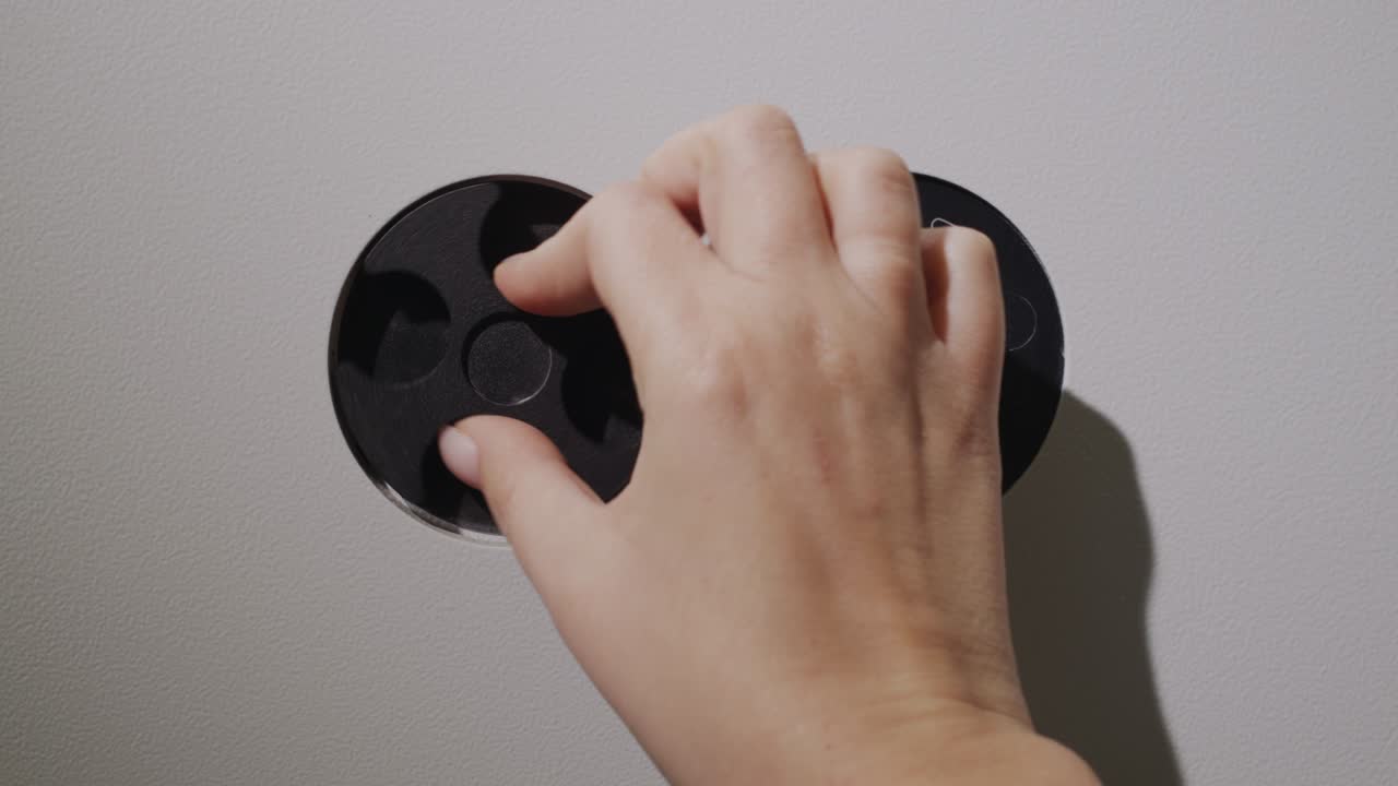 여자의 손가락이 금고의 자물쇠에 비밀번호를 입력한다