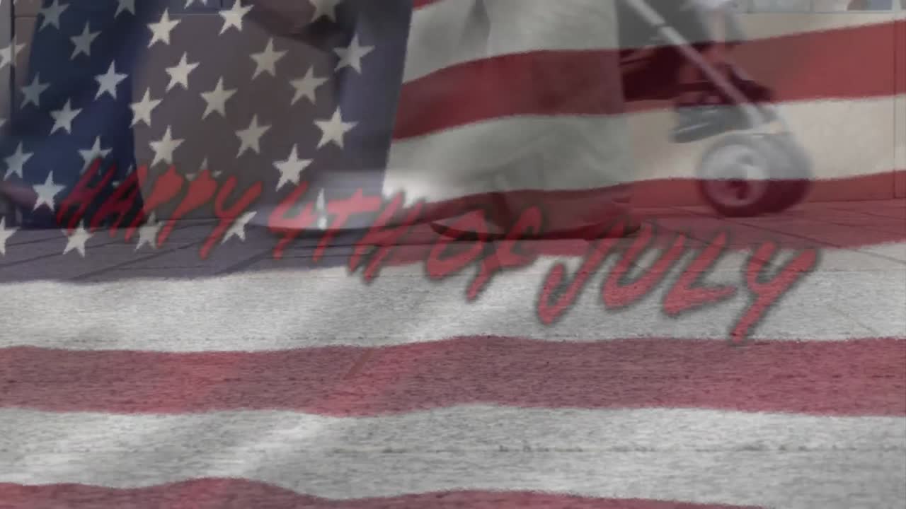 Video composito digitale di testo "Happy Independence Day 4 luglio" con persone che camminano