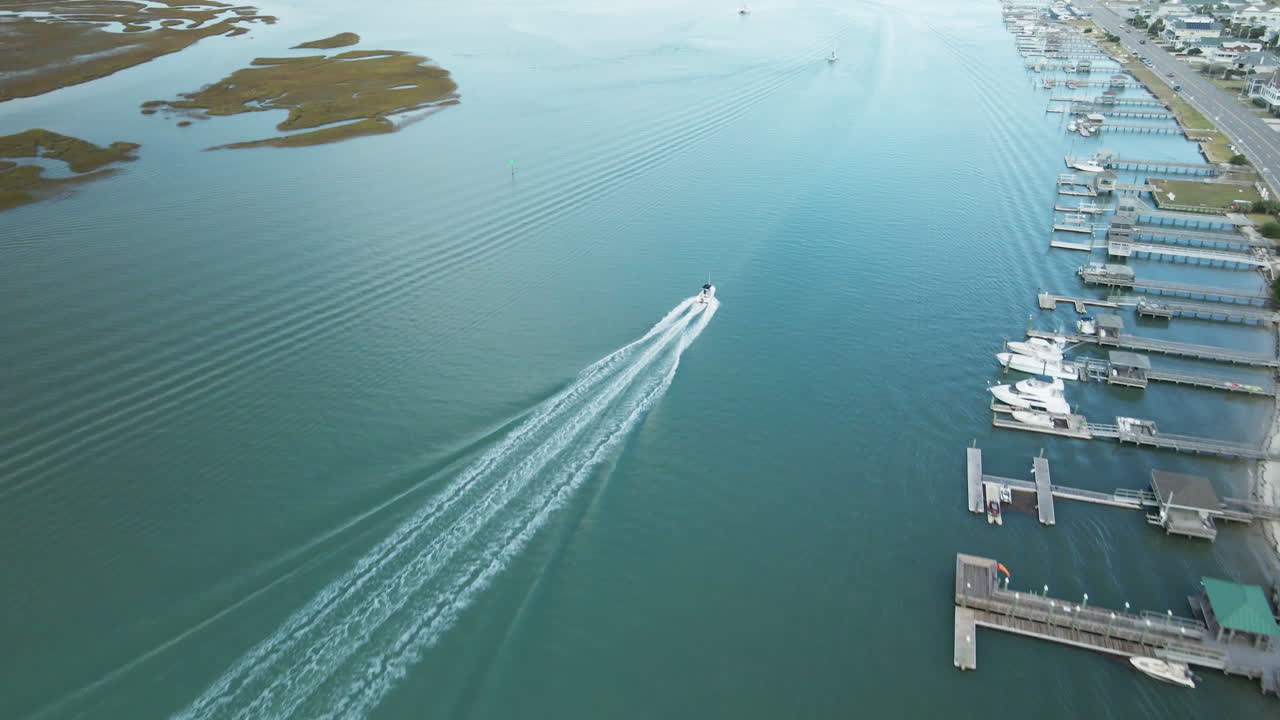 노스캐롤라이나 라이츠빌 해변을 따라 운전하는 공중 추적 스피드보트