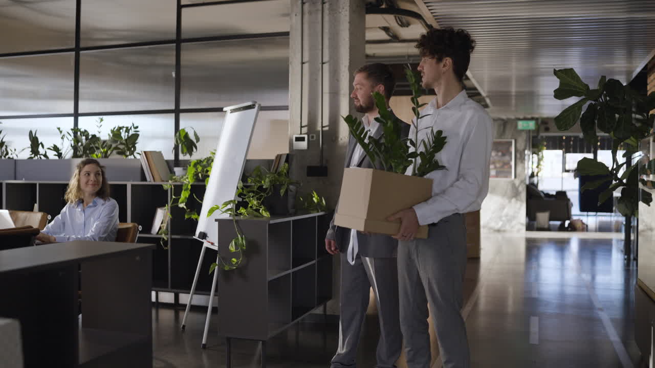 сотрудник, покидающий офис