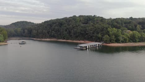 vista aérea a baja altitud de casas barco en la costa del lago