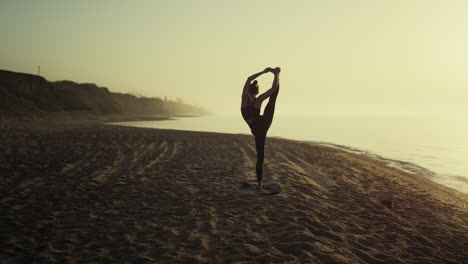 Unbekanntes-Mädchen-Steht-Am-Sandstrand.-Flexible-Frau-Beim-Stretching.