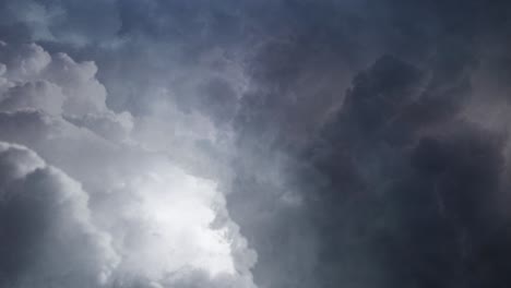 pov relámpago parpadea nubes oscuras en el cielo oscuro