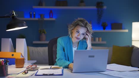 La-Mujer-Trabajadora-De-Oficina-En-Casa-Se-Siente-Bien-Físicamente.