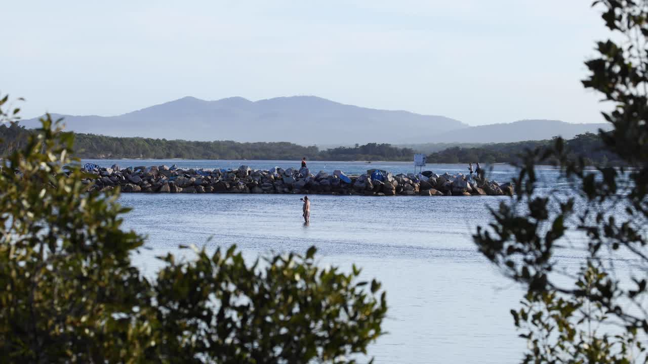 평온 한 물, 산 의 배경, 은 하늘