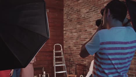 fotógrafo fotografía a los invitados y los recién casados durante la ceremonia de boda