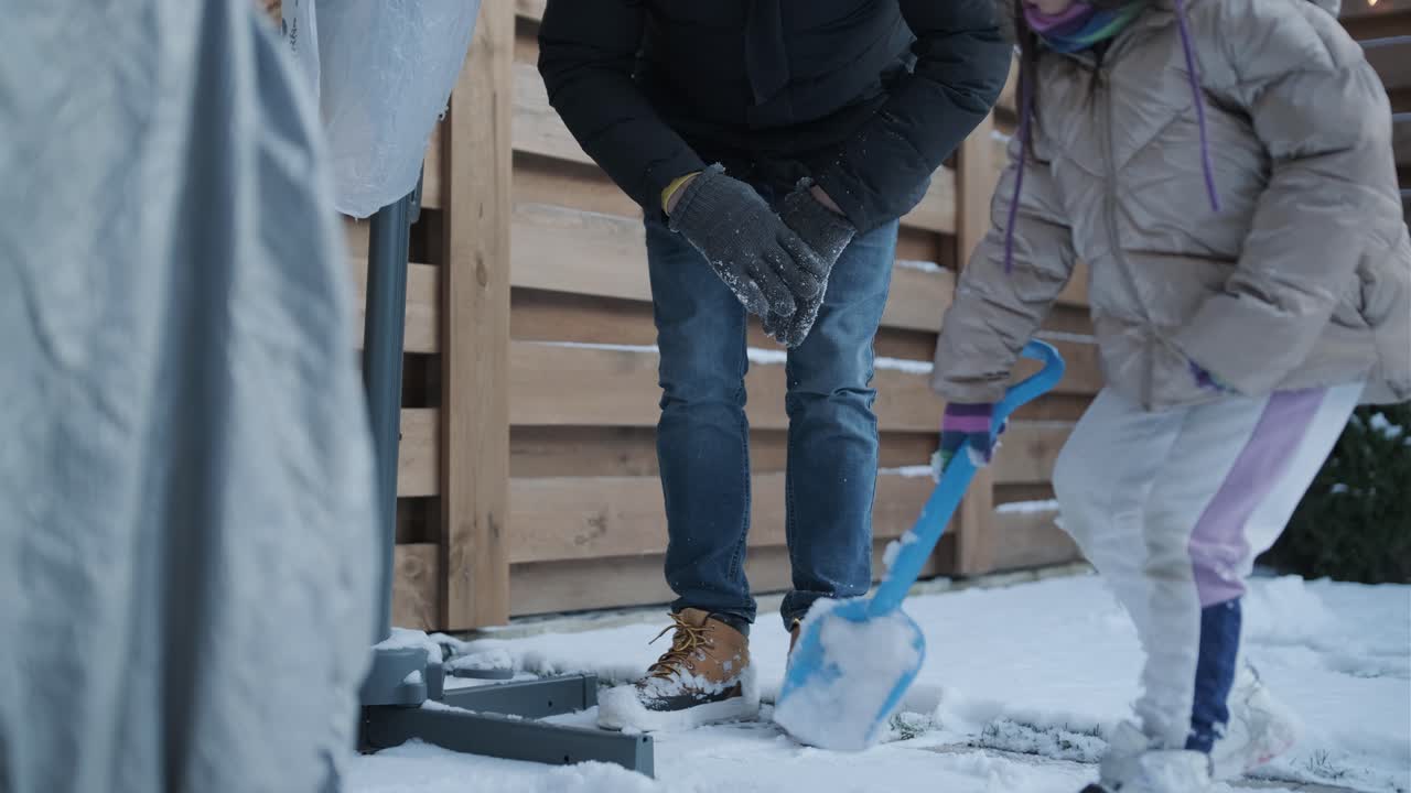 Nonno e nipote si divertono sulla neve