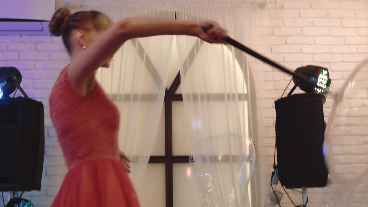 chica linda jugando con grandes burbujas de jabón, haciendo espectáculo, primer plano