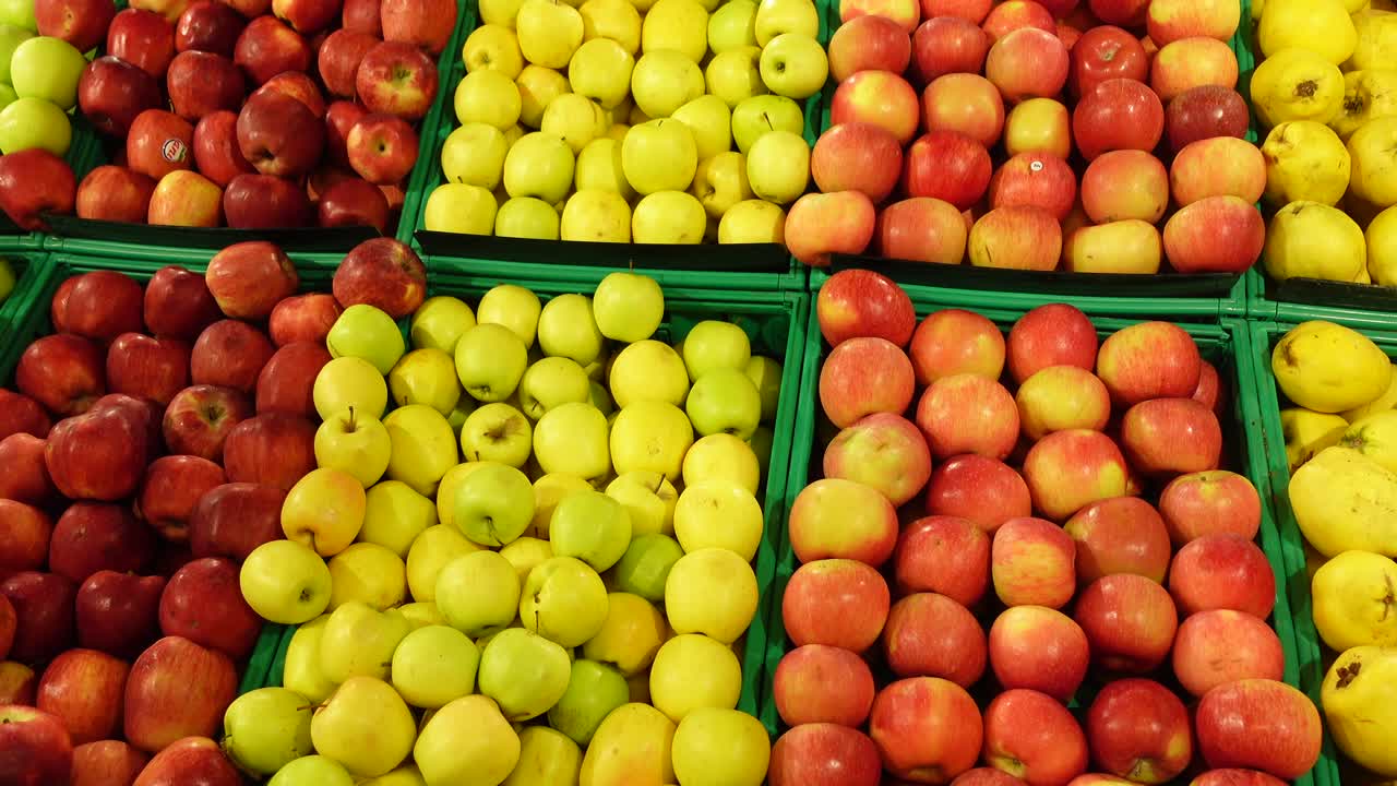 variedad de manzanas en la tienda de comestibles