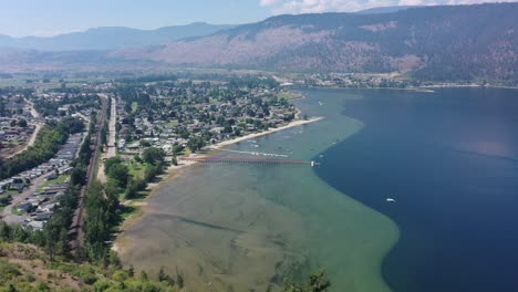 Exploración-Aérea-Escénica:-Descubriendo-La-Belleza-De-Chase-Village-A-Lo-Largo-Del-Pequeño-Lago-Shuswap.