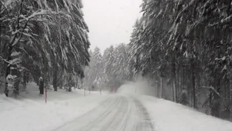 quitanieves quitar la nieve de la carretera helada en alemania