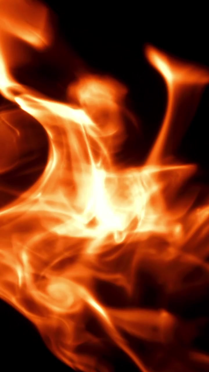 Fiamme e fuoco astratti che fluiscono su sfondo nero