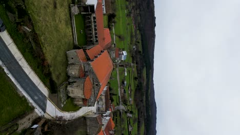 Antena-Vertical-Subiendo-Al-Patio-Trasero-Del-Monasterio-De-Santa-María-De-Xunqueira