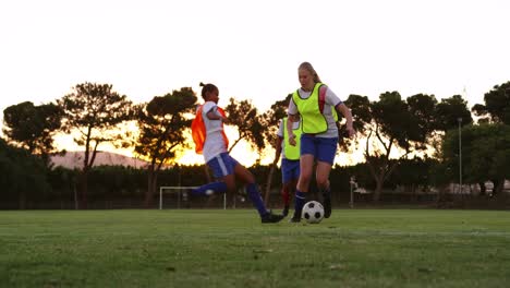 jugadora de fútbol femenina siendo atacada por la competencia. 4k