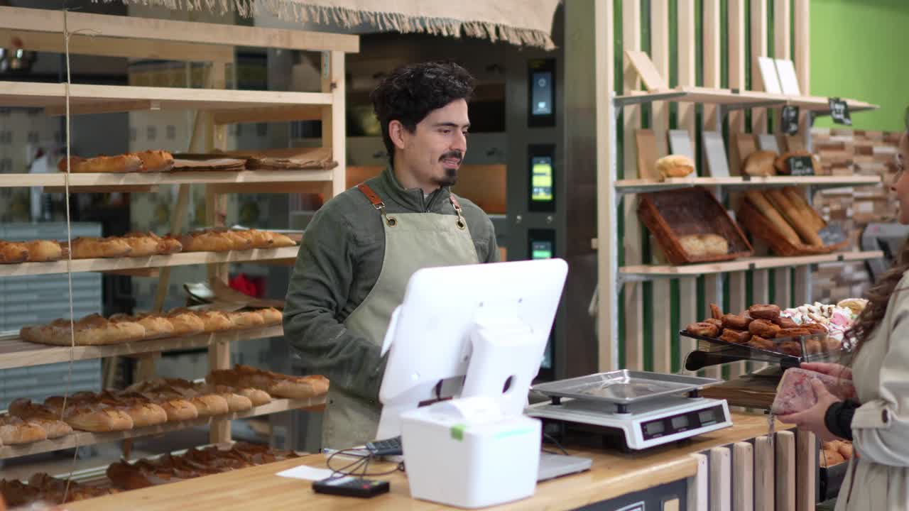 Cena de padaria com cliente e caixa