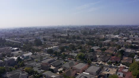 Amplia-Toma-Aérea-De-Un-Barrio-De-Los-Ángeles