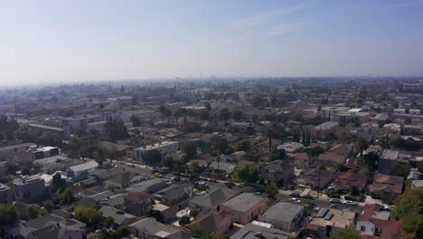 amplia toma aérea de un barrio de los ángeles
