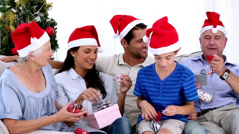 Familia-Intercambiando-Regalos-En-Navidad