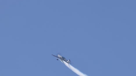 aviones que realizan acrobacias aéreas sincronizadas y formaciones
