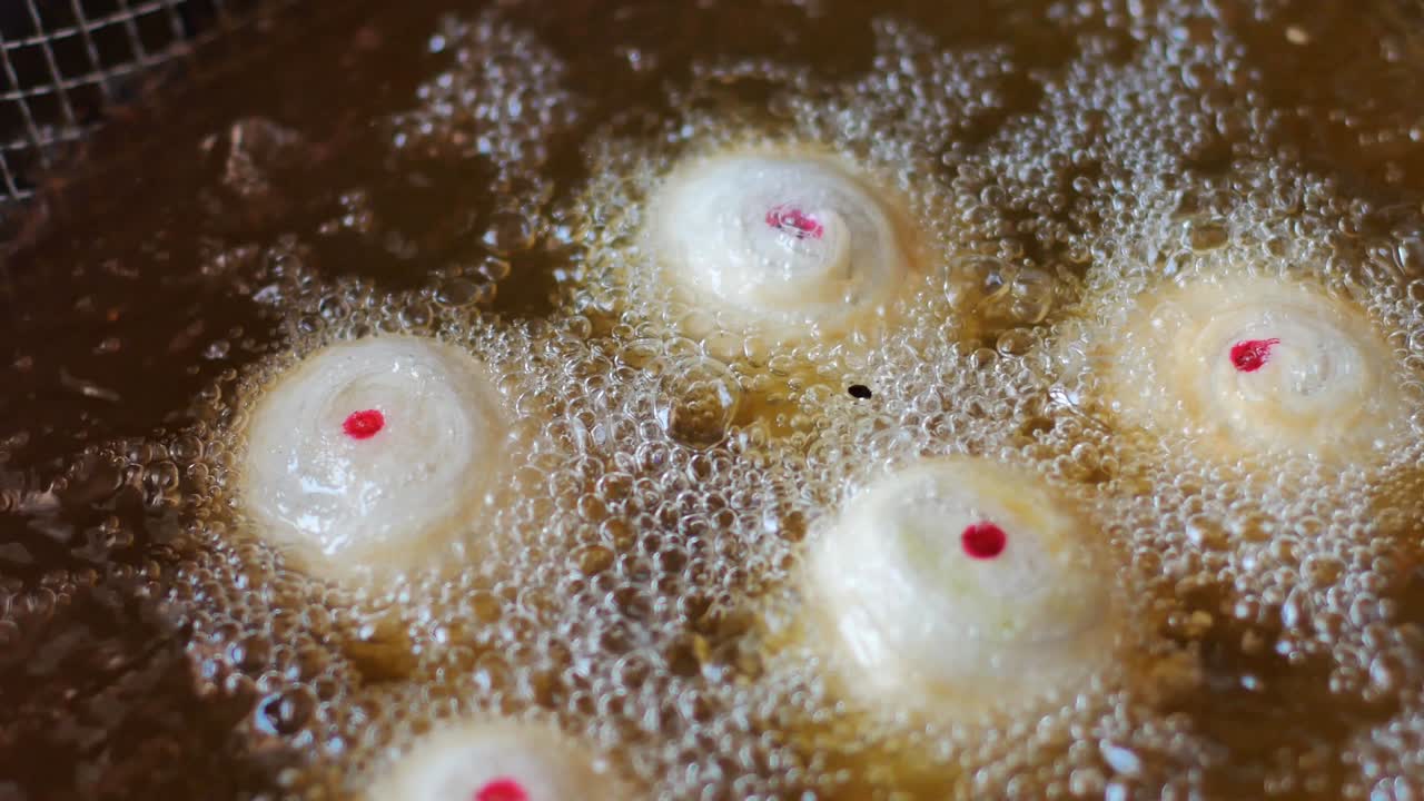 긴 중국 페이스트리 (fried chinese pastry) 를 위한 푸프 페이스터리 (puff pastry) 를 준비합니다.