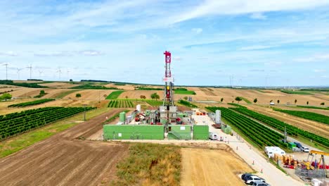 Bohrinsel-Zwischen-Landwirtschaftlichen-Feldern-In-Österreich---Drohnenaufnahme-Aus-Der-Luft