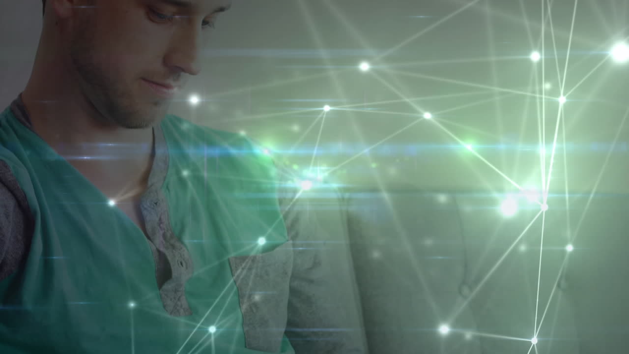 animación de redes de conexiones con iconos sobre el hombre usando tableta