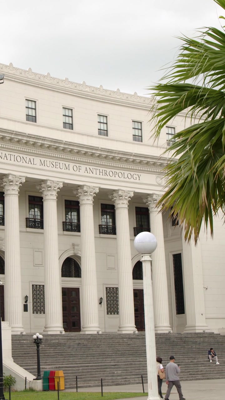 Un'ampia panoramica del bianco Museo Nazionale di Antropologia in stile neoclassico sotto un cielo coperto.