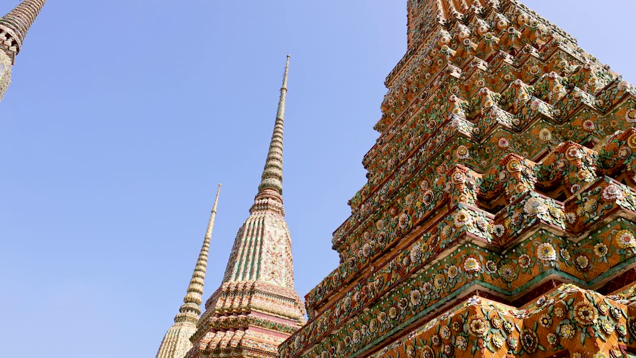 방 의  포 사원 에서 은 하늘 아래 의 장식적 인 스투파