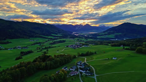 Establecer-Una-Vista-Aérea-En-El-Cielo-Del-Atardecer-De-Las-Colinas-Cerca-Del-Lago-Attersee-En-Austria