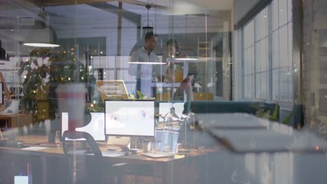 mujer de negocios asiática casual con documentos haciendo videollamadas, trabajando hasta tarde, en cámara lenta