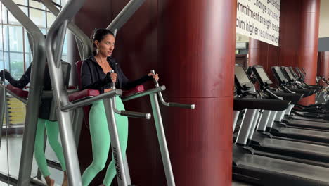 Toma-En-Cámara-Lenta-De-Una-Atleta-Femenina-Haciendo-Múltiples-Ejercicios-Básicos-En-Un-Gimnasio