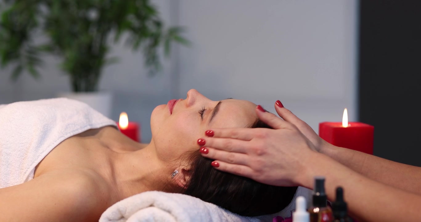 Afslappende spa-behandling i rolige omgivelser med beroligende stearinlys og lindrende olier
